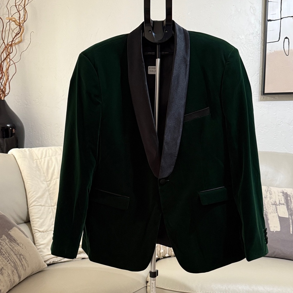 Elegant Green Velvet Blazer with Black Lapel